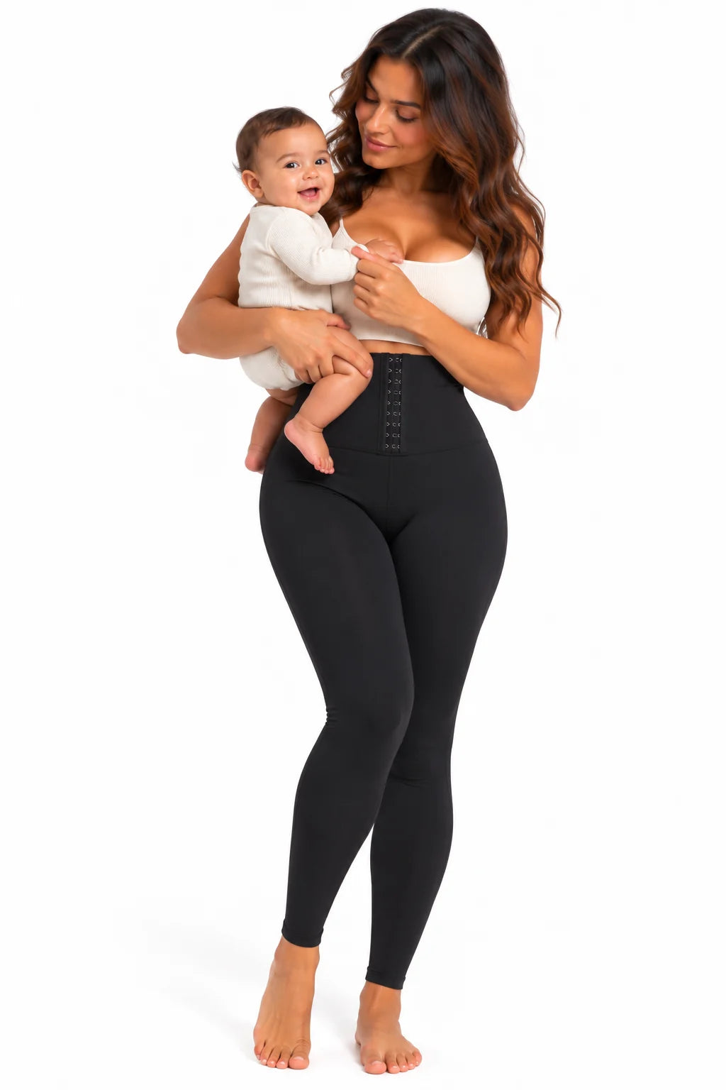 Maman en legging post-partum portant son bébé
