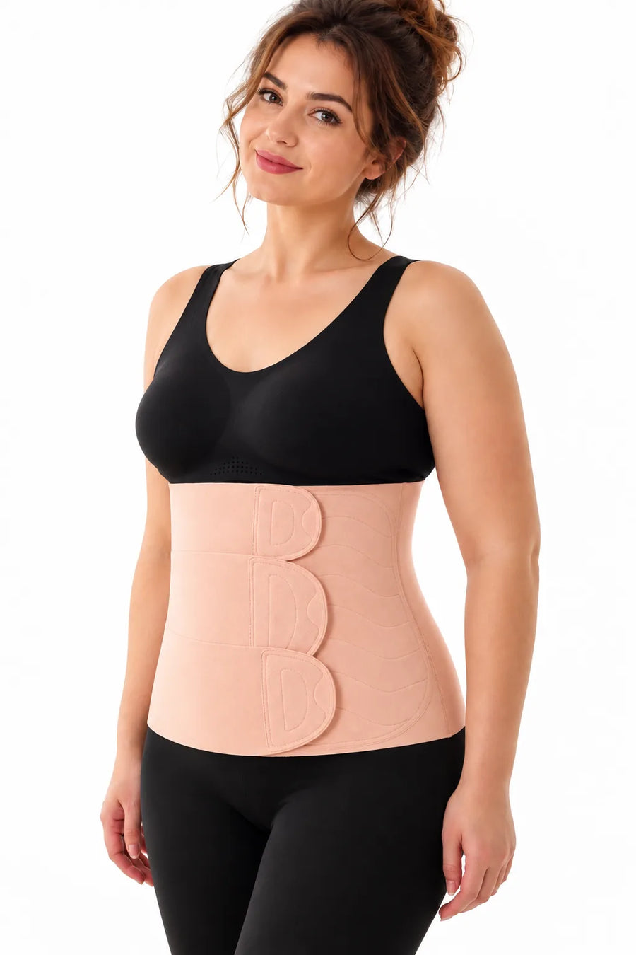 Maman portant la ceinture post-partum à 3 rabats couleur nude