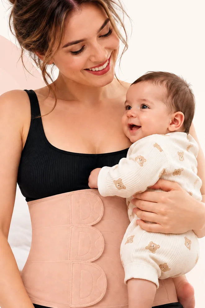 Maman souriante avec son bébé, portant la ceinture post-partum