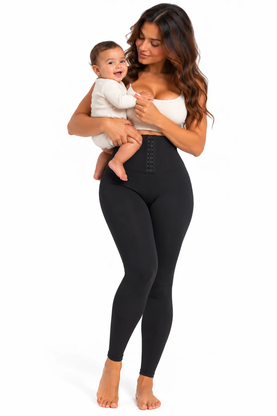 Maman en legging post-partum portant son bébé